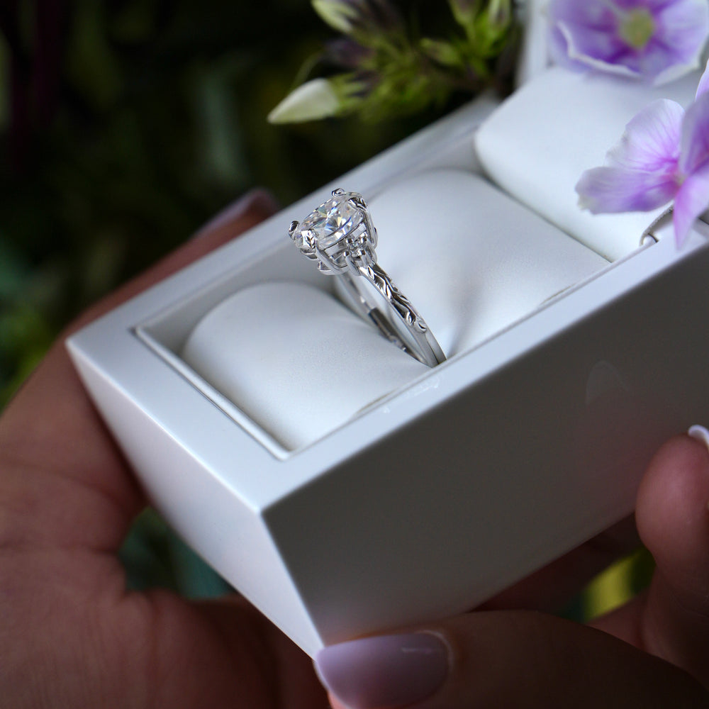 Edera | Oval Leaves & Vines white gold Diamond Moissanite
