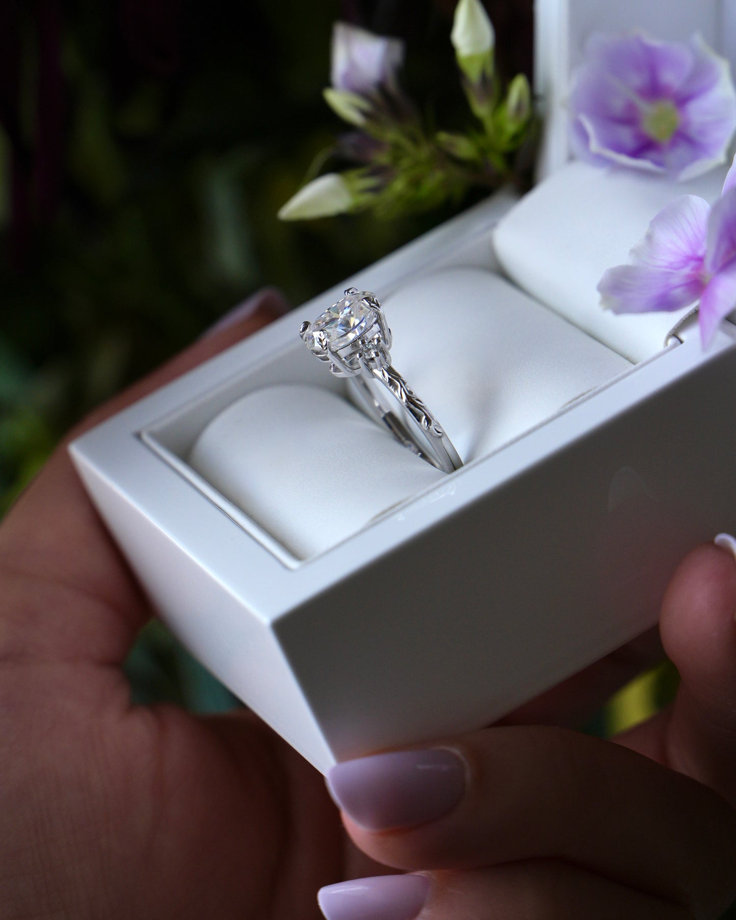 Edera | Oval Leaves & Vines white gold Diamond Moissanite