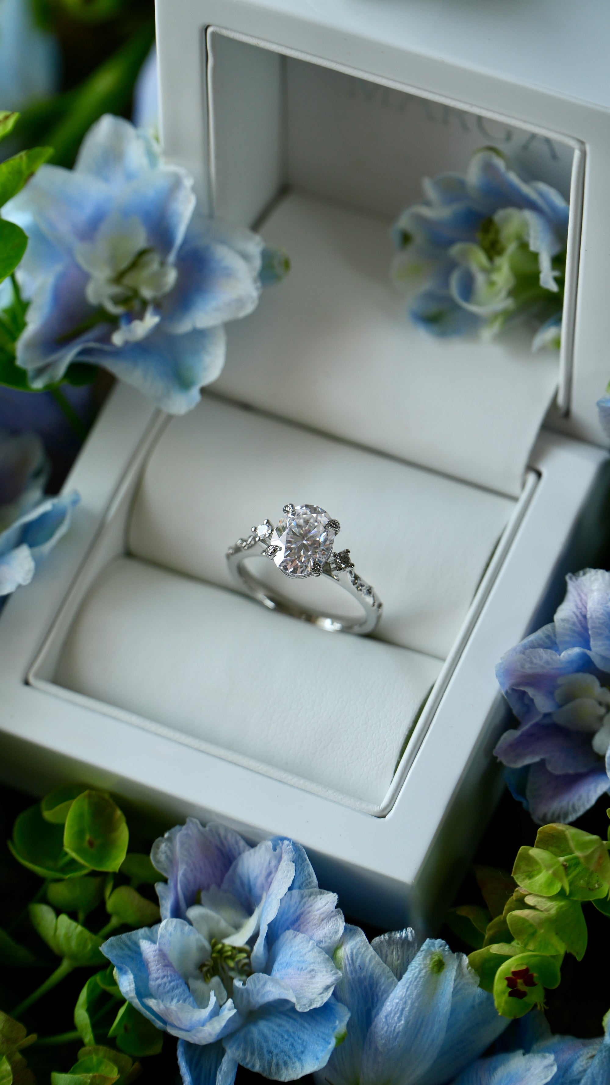 Willow | 2ct Oval Lab diamond, Moissanite, White Yellow Gold Leaves